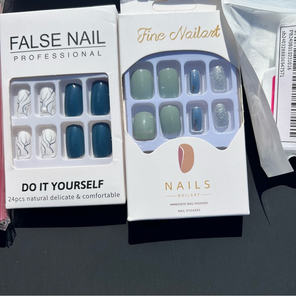 Press-On Nail Art Set - Multicolor Bundle Plus Bottle of adhesive New in Box - Picture 3 of 5